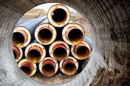 Heat network pipes through a tunnel